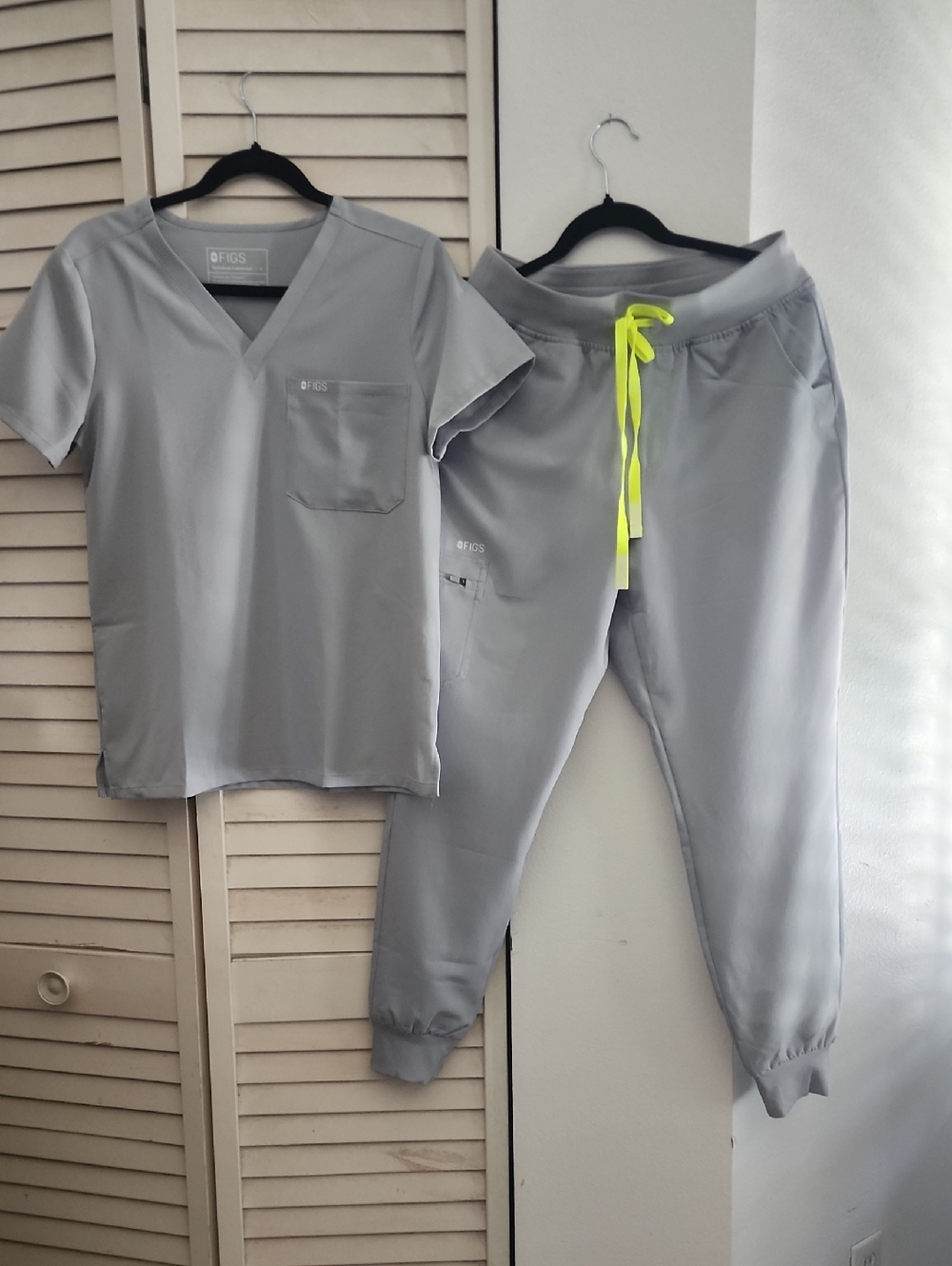 FIGS Light Gray Scrub Set with Neon Yellow Drawstring. LIMITED EDITION COLOR